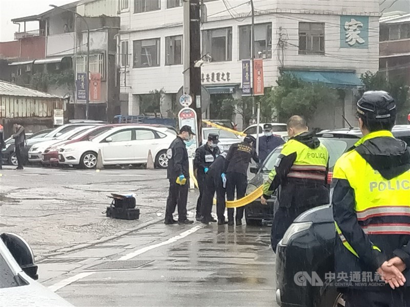 新竹縣籍姓通緝犯9日脫逃,警方發動圍捕,10日下午在基隆市七堵區堵南街將其逮捕。中央社記者王朝鈺攝 109年12月10日