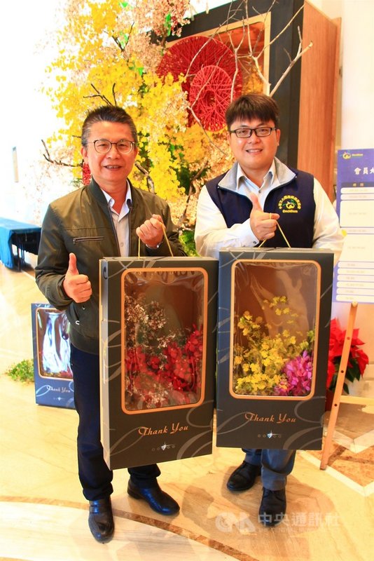 中華文心蘭產銷發展協會10日發表文心蘭花卉禮盒,農糧署副署長姚志旺(左)表示,國內花卉產業因疫情受到影響,希望透過推廣活動,讓國人了解台灣的花卉之美。中央社記者蘇木春攝 109年12月10日