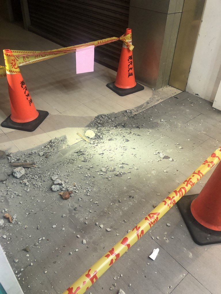 10日晚間地震台北市感受相當明顯,北市警消指出,地震導致南京東路4段某大樓外牆磁磚剝落,經初步勘查未發現大結構有損壞狀況。(翻攝照片)中央社記者劉建邦傳真 109年12月10日