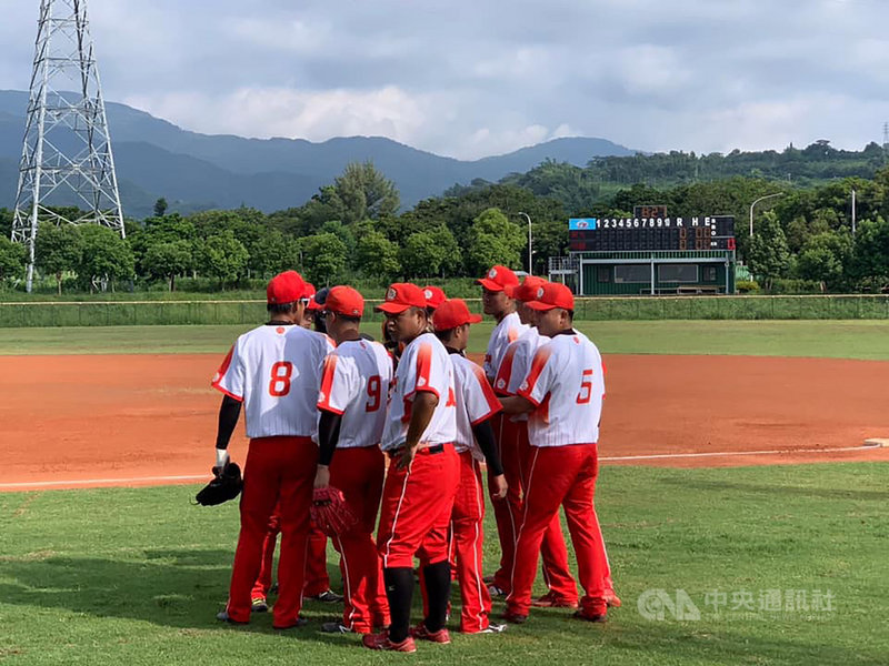 2020爆米花棒球聯盟例行賽11日告終,綺麗珊瑚成棒隊全無勝績,吞下24連敗,總教練楊清瓏11日相當自責,也透露接下來會補強戰力、聘請A級教練,專心訓練球員。圖為綺麗珊瑚出賽畫面。(綺麗珊瑚成棒隊粉絲團提供)中央社記者謝靜雯傳真 109年12月11日