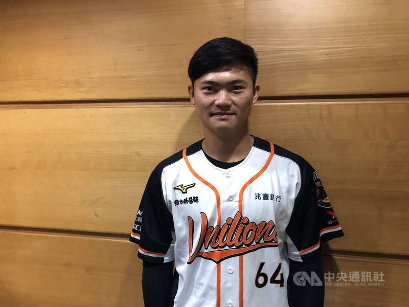 中職統一獅隊林靖凱(圖)11日出席高中棒球聯賽(木棒組)開賽記者會,林靖凱回憶最難忘的木棒聯賽不是冠軍,而是輸球看江坤宇哭;剛結束球隊冬訓,林靖凱表示,希望把握季後、春訓的時間好好準備、強化打擊。中央社記者謝靜雯攝 109年12月11日