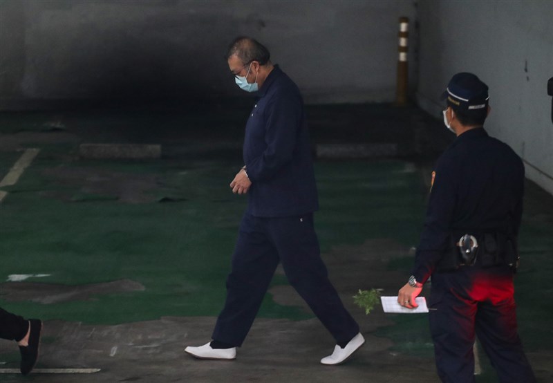 立委蘇震清被控涉收賄,日前遭檢方起訴。圖為台北地方法院11月20日提訊在押的蘇震清(左)。(中央社檔案照片)
