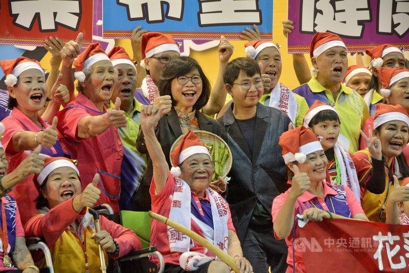衛福部國健署主辦「長者活躍老化競賽」,11日在新北市舉行全國總決賽,花蓮縣光復鄉馬可認文化藝術舞蹈協會參賽,阿公阿嬤們共同展現熱情凝聚力。中央社記者黃旭昇新北市攝 109年12月11日