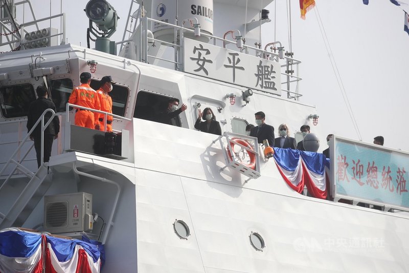 總統蔡英文(左5)11日上午在高雄中信造船廠主持海巡署安平艦等船艦下水典禮,並在艦長引導下登艦視導,同時也在安平艦上向台下貴賓揮手致意。中央社記者張新偉攝 109年12月11日