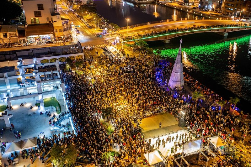台南以文化立都,即使遭受武漢肺炎疫情衝擊,觀光旅遊成績依舊亮眼;台南市政府統計,台南古蹟景點109年營收預估突破新台幣1億8000萬元,創新高。圖為今年台南耶誕點燈活動。(台南市政府提供)中央社記者張榮祥台南傳真 109年12月11日