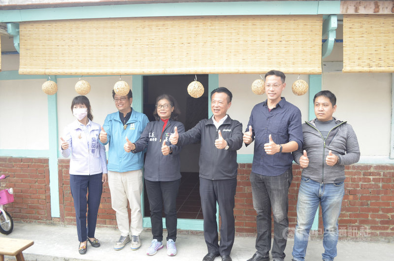 嘉義縣朴子市大槺榔涂家老建築「織田舖子」獲文化部修繕補助,11日舉辦成果發表會,嘉義縣長翁章梁(右3)、朴子市長吳品叡(左1)等地方人士與會,並向屋主涂澤林(右2)道賀。中央社記者蔡智明攝 109年12月11日