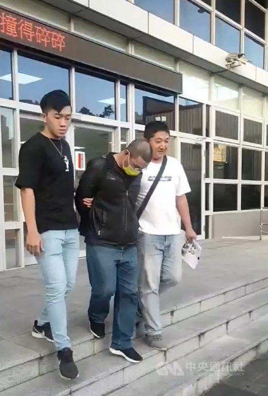 台中警方表示，楊姓男子（中）等3人假冒刑警到廖姓男子位於沙鹿區的租屋處，謊稱廖男涉刑案進行搜索，事後廖男發覺財物損失進而報案，警方循線逮捕楊男3人，訊後依加重詐欺罪嫌移送。（翻攝畫面）中央社記者蘇木春傳真  109年12月11日