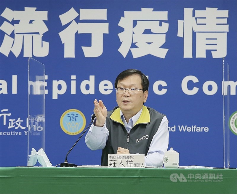 全台10日發生有感地震,外界好奇居家隔離、檢疫者如何避難。指揮中心發言人莊人祥11日表示,若真有緊急避難需求,可戴口罩暫時外出避難,危急狀況後儘速返回,不會開罰。中央社記者郭日曉攝 109年12月11日