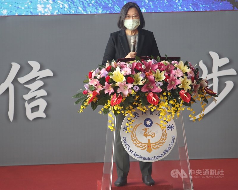 總統蔡英文11日主持海巡署安平艦等船艦下水典禮時表示,海巡艦艇發展計畫目前如期如質進行,甚至還超前,隨著新艦艇加入,海巡人員展現出執法魄力,以及捍衛藍色國土的決心。中央社記者張新偉攝 109年12月11日