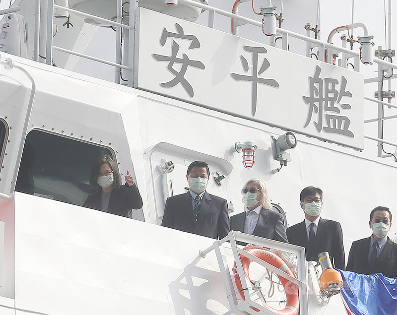 總統蔡英文(左)11日上午在高雄中信造船廠主持海巡署安平艦等船艦下水典禮,並在艦長引導下登艦視導,同時在安平艦上向台下貴賓比讚致意。中央社記者張新偉攝 109年12月11日