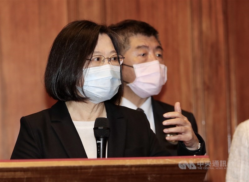 總統蔡英文(左)12日出席「台灣戰疫全紀錄」首映記者會時表示,台灣這次防疫,是團結力、應變力和創新力的綜合性整體展現,這些能量和國力的發揮,不但保障民眾健康,還可以貢獻國際。右為衛福部長陳時中。中央社記者張皓安攝 109年12月12日
