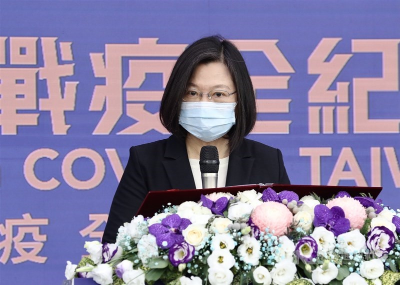 總統蔡英文12日在台北賓館出席「台灣戰疫全紀錄」首映記者會時表示,台灣是民主國家、也是法治國家,中天換照案是由獨立的專業機構國家通訊傳播委員會(NCC)所做的專業決定,「我們都予以尊重」。中央社記者張皓安攝 109年12月12日