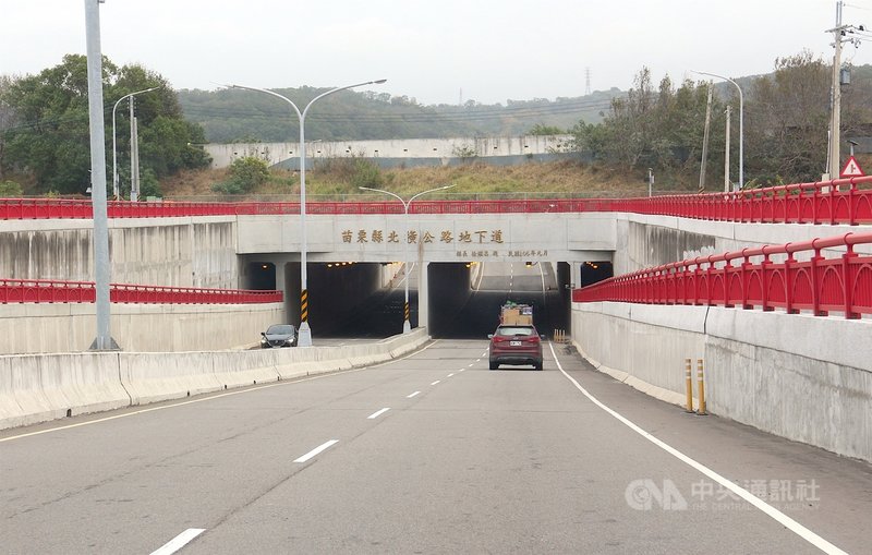苗栗北橫公路整體施工以穿越高速公路的「永貞地下道」挑戰性最高,工程採管冪工法從國道1號下貫穿,施工期間需維持上方國道正常通行,不容許些微差錯。中央社記者管瑞平攝 109年12月12日