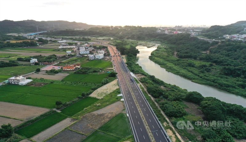 苗栗北橫公路歷時22年規劃、分段興建,30日將全線貫通,串連中港溪流域鄉鎮聯外交通,地方高度期待能促進觀光產業,讓經濟更蓬勃。(苗栗縣政府提供)中央社記者管瑞平傳真 109年12月12日