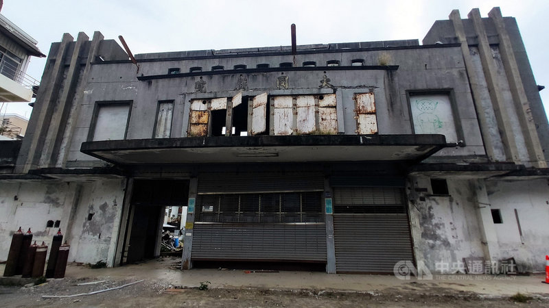 承載許多台東人回憶的「大同戲院」興建於民國47年，由於被鑑定為危樓，業者也決定放棄，近日已展開拆除工程；大同戲院一路走過繁華和衰退，也見證了台東電影產業從傳統走入現代。中央社記者盧太城台東攝 109年12月12日
