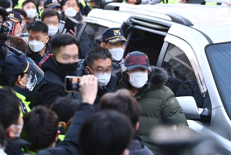 韓國因綁架性侵女童至重傷而入獄的性侵犯趙斗淳(右1,穿軍綠羽絨外套者)12日出獄,抵達自家時,門口聚集150多名示威群眾及直播主,雖然警方派出100多名警力,還圍上警戒線,仍有不少人越過警戒線遭到制止。(韓聯社)