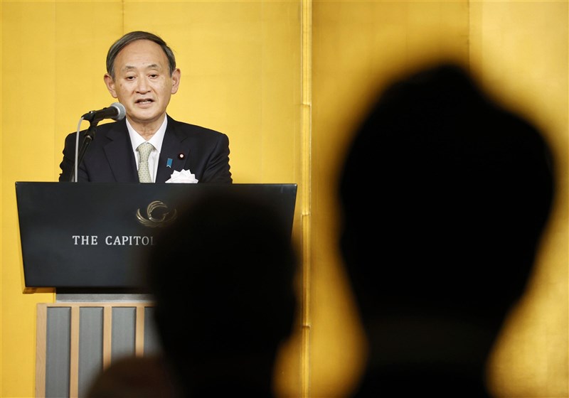 日本政府為避免武漢肺炎疫情擴大，呼籲民眾避免參加多人聚餐，但首相菅義偉（圖）卻帶頭參加8人餐會引發議論。（共同社）