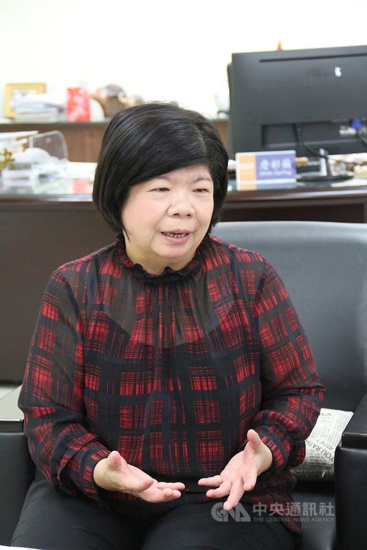 苗栗縣政府工務處副處長詹彩蘋公務生涯超過30年,是工務處有史以來首名科長級以上女主管,也是苗栗北橫「最後一哩路」斗煥坪到三灣段工程競逐公共工程金質獎推手。中央社記者管瑞平攝 109年12月12日