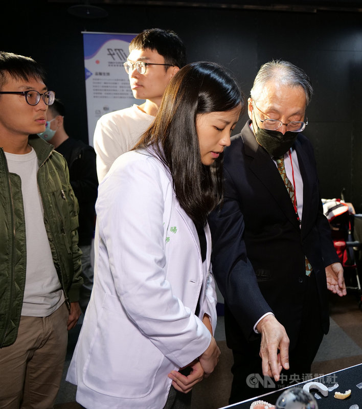 新創團隊AIDirect結合醫療與AI技術,抱走科技部創業計畫新台幣200萬元獎金。團隊成員劉達融(後排左起)、陳奕禎。成員劉曉暘(前排左)與創新創業激勵計畫榮譽教務長、智榮基金會董事長施振榮(前排右)解釋創業點子。(團隊提供)中央社記者蘇思云傳真 109年12月12日