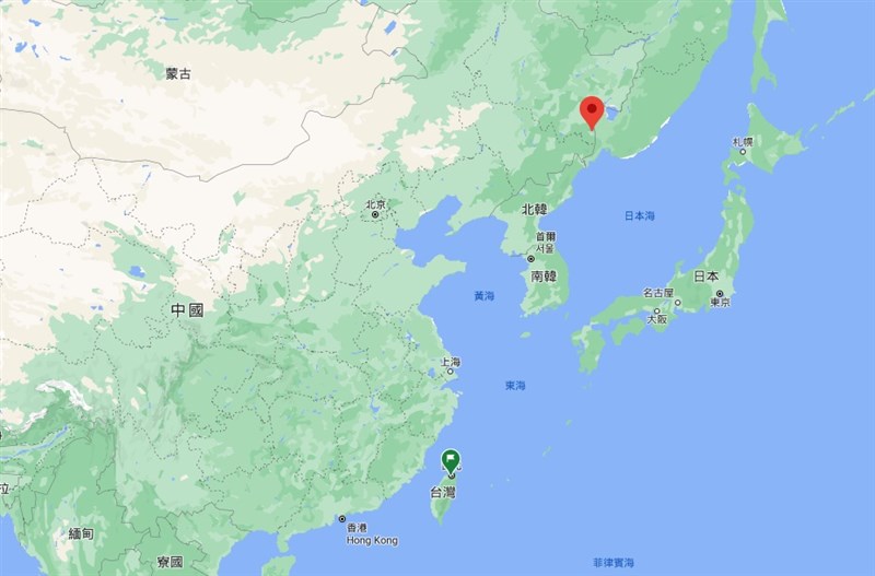 中國黑龍江東寧市(紅標處)12日宣布,13日凌晨0時起封城,大眾運輸停駛、自用車禁行、人車不准出城。(圖取自Google地圖網頁google.com.tw/maps)