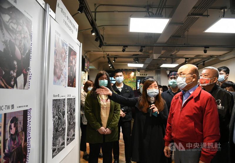 行政院長蘇貞昌(前右)13日參訪位在台北市華陰街的「台灣漫畫基地」,在工作人員帶領下,參觀第一屆台日學生原創漫畫大賽得獎作品。(行政院提供)中央社 109年12月13日