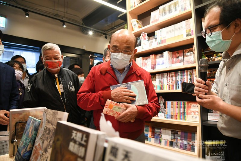 行政院長蘇貞昌(中)13日參訪位在台北市華陰街的「台灣漫畫基地」,以三倍券購買近新台幣3000元的漫畫,支持台灣原創作品。(行政院提供)中央社 109年12月13日