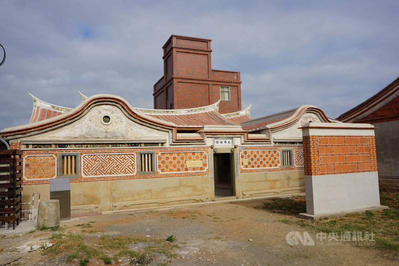 金門縣定古蹟許丕簡古厝最近完成修復,建築專家認為古蹟修復貴在「修舊如舊」,全部翻新日後就沒有故事可說了。許家後人說,古厝未來計畫經營民宿,現階段可受理預約參觀。中央社記者黃慧敏攝 109年12月13日