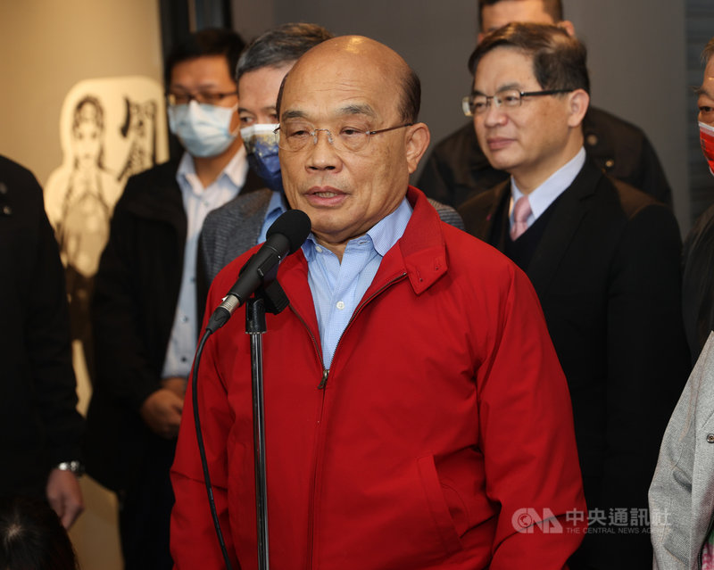 媒體報導，數位發展部定位惹議，組改踩剎車。行政院長蘇貞昌（前）13日參訪台灣漫畫基地時受訪表示，組改是很大的工程，要多方考量、尊重立委意見，溝通成熟後會案送立法院，希望立委支持，讓組改能成功。中央社記者謝佳璋攝  109年12月13日