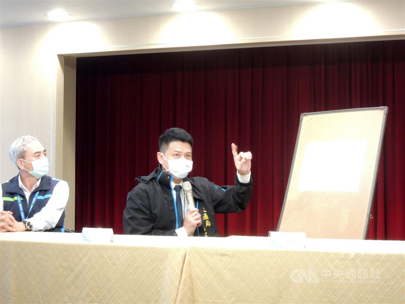 台中捷運綠線列車因連結器軸心斷裂而暫停試營運,19 日通車日期也將延後,台中市交通局長葉昭甫(右)與台中捷運公司董事長林志盈(左)14日對外說明,質疑軸心斷裂非個案,要求北捷局擴大檢測。中央社記者郝雪卿攝 109年12月14日