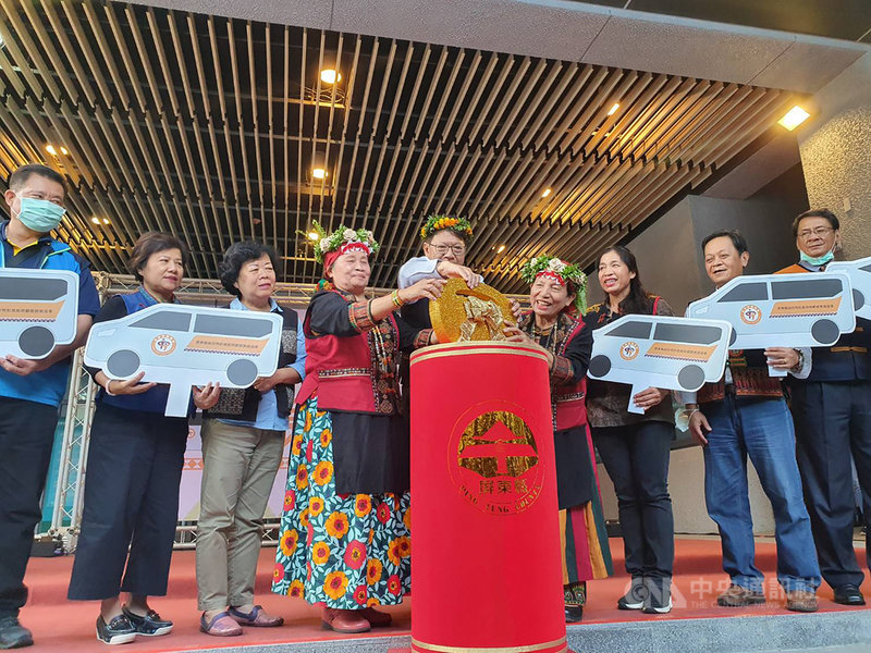 衛生福利部獎助屏東縣政府購置10輛無障礙車輛,提升原鄉及離島地區長照交通服務的量能,14日由縣長潘孟安(中)主持啟動儀式。中央社記者郭芷瑄攝 109年12月14日