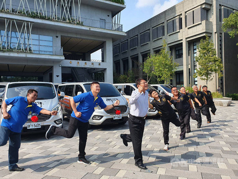 屏東縣政府為提升9個原鄉及離島小琉球長照交通服務的量能,向衛生福利部爭取無障礙交通車,縣長潘孟安(左3)表示,希望讓年輕人安心就業,老人在家安老。中央社記者郭芷瑄攝 109年12月14日