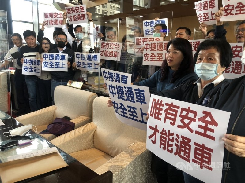 台中市長盧秀燕14日宣布台中捷運綠線因故障尚未釐清,原訂19日通車典禮取消,市議會國民黨團要求「中捷通車、安全至上」。中央社記者趙麗妍攝 109年12月14日