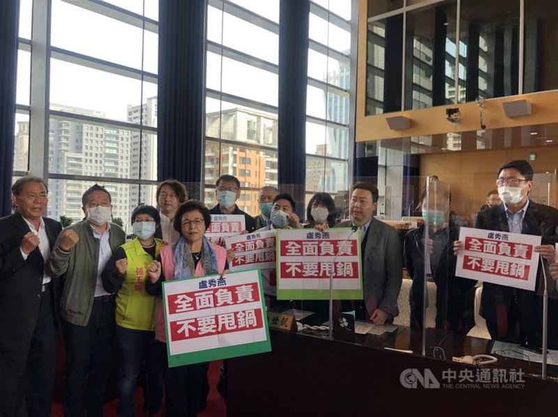 台中捷運綠線通車延後,市議會民進黨團14日痛批,市府對捷運問題狀況外,甩鍋給台北市政府。中央社記者趙麗妍攝 109年12月14日