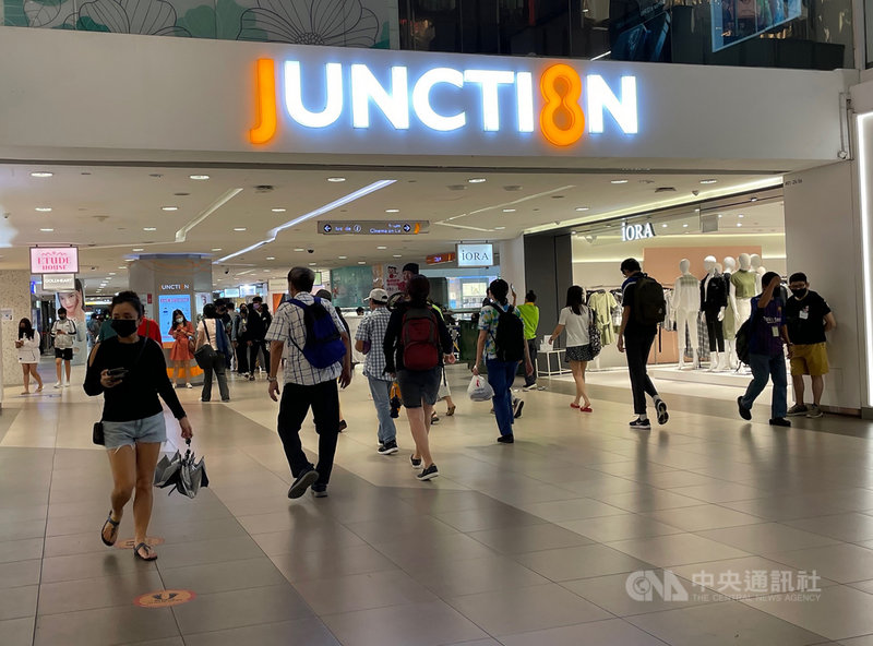 新加坡疫情穩定,政府14日宣布將於28日起進入第3階段解封,恢復更多經濟、社交活動。圖為碧山地鐵站附近一家購物中心。中央社記者侯姿瑩新加坡攝 109年12月14日