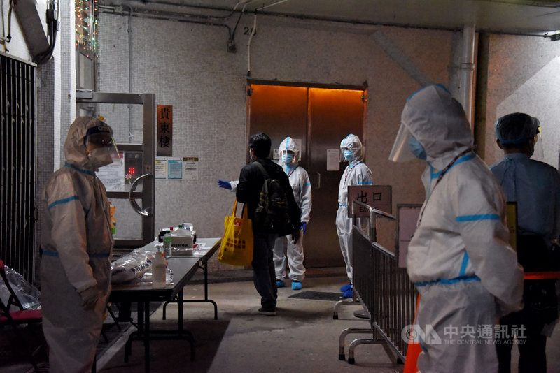 香港14日再添2019冠狀病毒疾病確診病例82例,其中有37例傳播源頭不明。圖為近日爆出社區感染的黃大仙東頭邨貴東樓,迄今已有9人確診。(中通社提供)中央社 109年12月14日