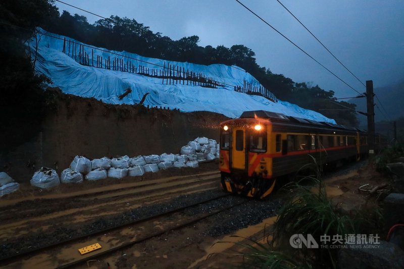 台鐵瑞芳-猴硐路段搶通後首班載客列車為區間車4704 次,14日清晨4時57分從八堵站發車,5時17分抵達猴硐站。圖為首班列車行經邊坡崩落處。中央社記者吳家昇攝 109年12月14日