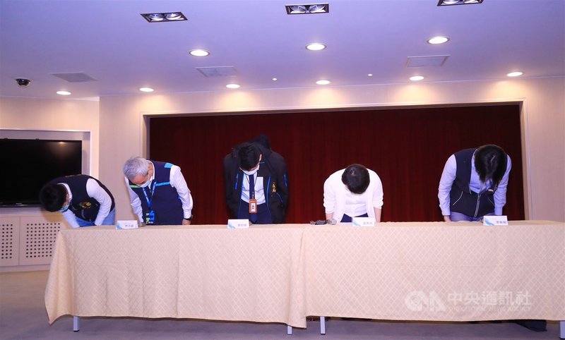 台中捷運綠線因連結器軸心斷裂暫停試營運,市長盧秀燕(右2)14日宣布,原定19日通車將延後,並向全體市民鞠躬道歉。中央社記者郝雪卿攝 109年12月14日