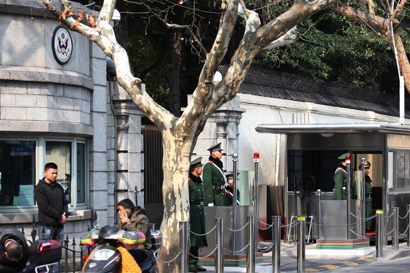 澳洲人報調查發現,中國共產黨員恐已滲透英美澳等國駐上海代表機構。圖為美國駐上海總領事館外管制站。(中新社)