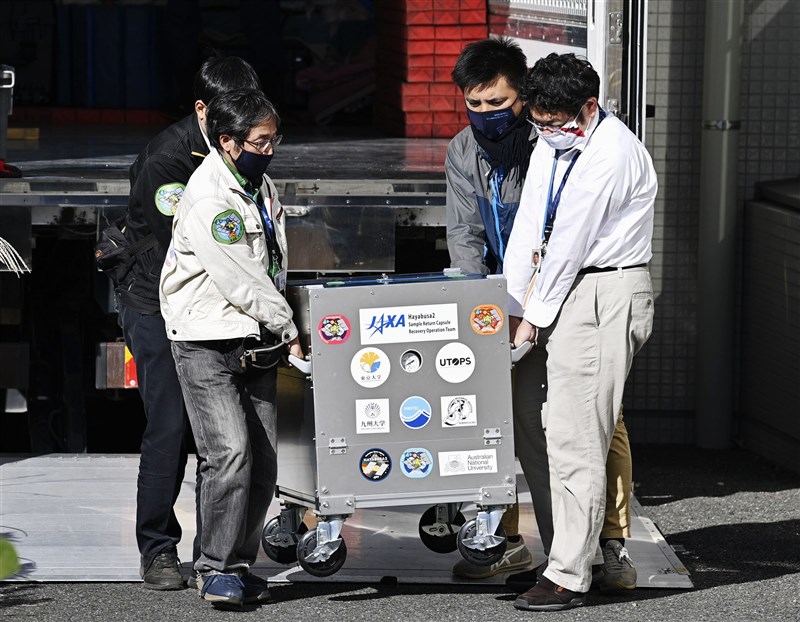 日本探測機「隼鳥2號」密封艙日前成功從宇宙返回地球，JAXA將隼鳥2號的密封艙蓋開封，確認攜回一些黑色砂石，應為小行星「龍宮」上的砂石。圖為日本探測機「隼鳥2號」密封艙8日順利返回JAXA。（共同社）