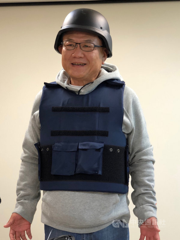 SBL球團委員會針對惡意挖角、未經選秀制度跳槽其他聯盟,祭出最高禁賽3年,召集人沈會承14日也做好心理準備,特別戴頭盔、穿防彈衣上陣。中央社記者黃巧雯攝 109年12月14日