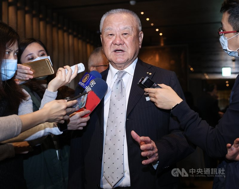 工商協進會理事長林伯豐(中)14日表示,匯率持續升值,對台灣出口產業影響很大,如果站上27元,外銷將會很困難,雖不希望台灣被當作匯率操作國,但盼政府慎重考慮台灣企業的生存。中央社記者謝佳璋攝 109年12月14日