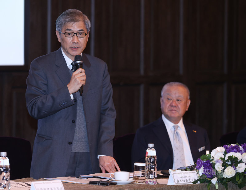 中華民國工商協進會14日舉行「第25屆第11次理監事聯席會議」,邀請金管會主委黃天牧(左)以「金融監理及發展之政策」為題發表專題演講。中央社記者謝佳璋攝 109年12月14日