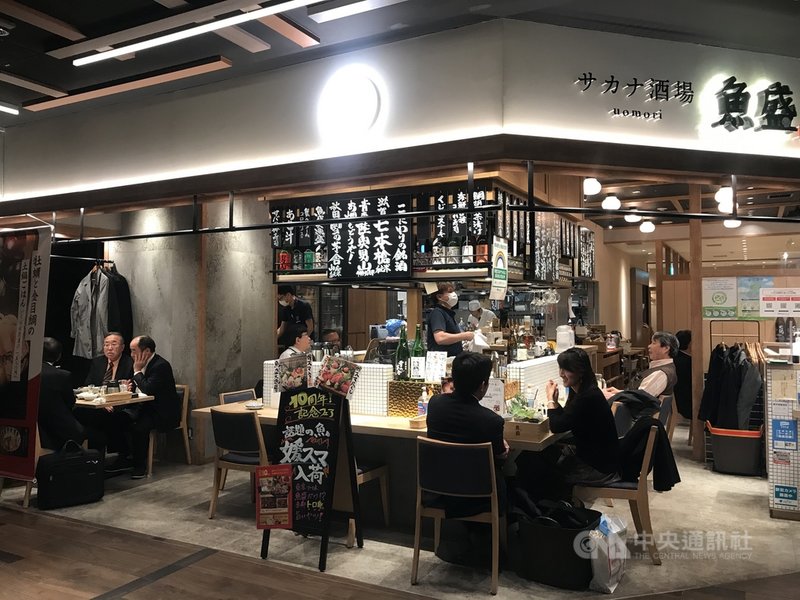日本武漢肺炎疫情升溫,東京都政府14日決定原本實施至17日為止的餐飲店提早打烊措施延至明年1月11日。配合的店家可獲100萬日圓(約新台幣28萬元)。中央社記者楊明珠東京攝 109年12月15日