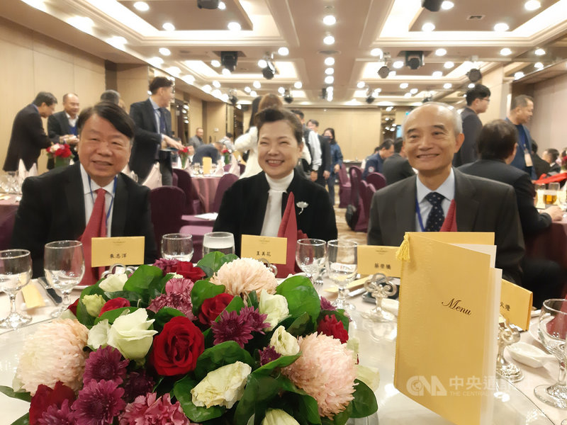 經濟部長王美花(中)15日參加台灣上市櫃公司協會舉辦的東方領袖講座。圖左為台灣上市櫃公司協會理事長朱志洋、圖右為榮譽理事長蔡榮騰。中央社記者潘智義攝 109年12月15日