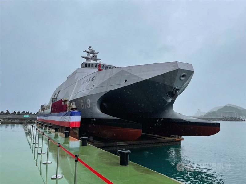 繼海巡版沱江級艦（安平級安平艦、成功艦）11日下水及交船後，有「航艦殺手」名號，同時也是國艦國造、首艘海軍沱江級飛彈巡邏艦後續量產型艦，15日在宜蘭龍德造船廠下水。中央社記者王飛華攝 109年12月15日