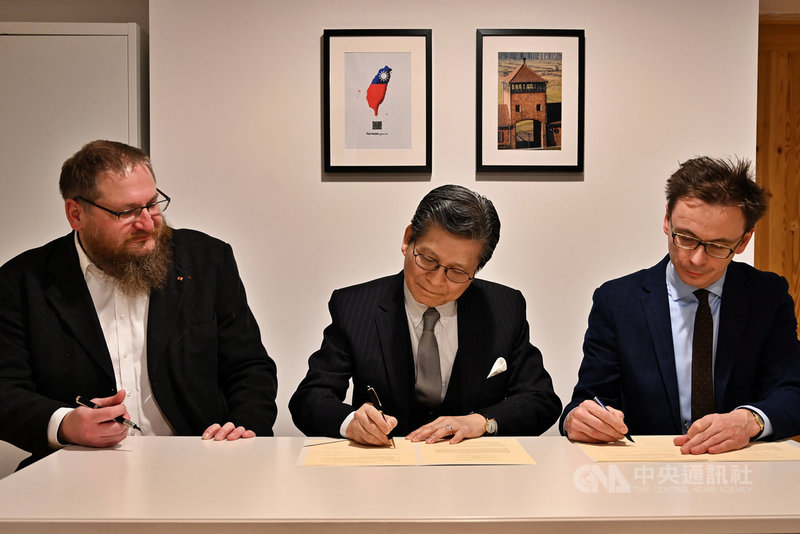 駐波蘭代表施文斌(中)14日與波蘭奧斯威辛-比克瑙基金會董事長賽溫斯基(左)和執行長索切維察(右)簽署合作備忘錄。(駐波蘭代表處提供)中央社記者林育立柏林傳真 109年12月15日