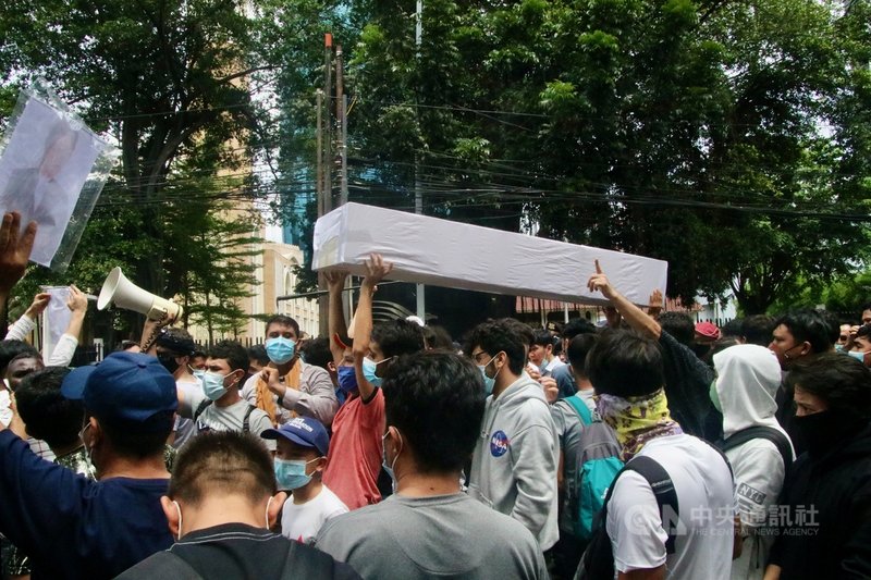 滯留印尼難民14日在聯合國難民署駐印尼辦公室抗議,難民抬起象徵棺木的道具,控訴聯合國難民署沒有盡責安置難民。中央社記者石秀娟雅加達攝 109年12月15日