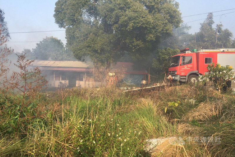 台南市新營區一間平房式民宅15日下午發生火災,消防員滅火後在屋內發現一具遺體,警方調查後證實死者是住在屋內行動不便的57歲何姓男子。(讀者提供)中央社記者楊思瑞台南傳真 109年12月15日