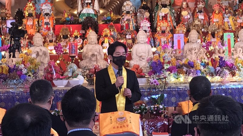 副總統賴清德(後中)15日到雲林縣北港朝天宮參加「悲心廣行」水陸大法會,他致詞時提到,國際疫情嚴峻,政府已向各國藥廠採購疫苗,110年可望施打疫苗,也呼籲民眾做好公共衛生措施,兩層保護力,讓疫情早日止息。中央社記者姜宜菁攝 109年12月15日