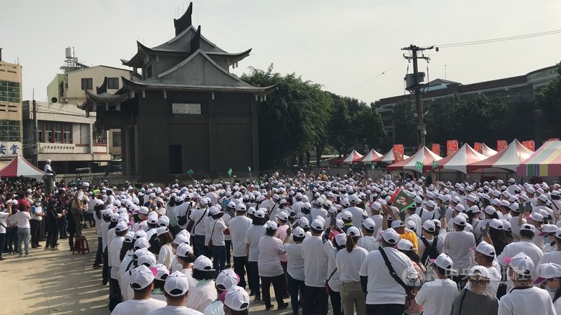 屏東潮州鎮的土地公廟福安宮要重建，因原廟占用道路，1200公噸廟體需要移動40公尺，廟方15日舉辦「千人移廟大典」，千人以拉繩方式將廟體移動。中央社記者郭芷瑄攝 109年12月15日